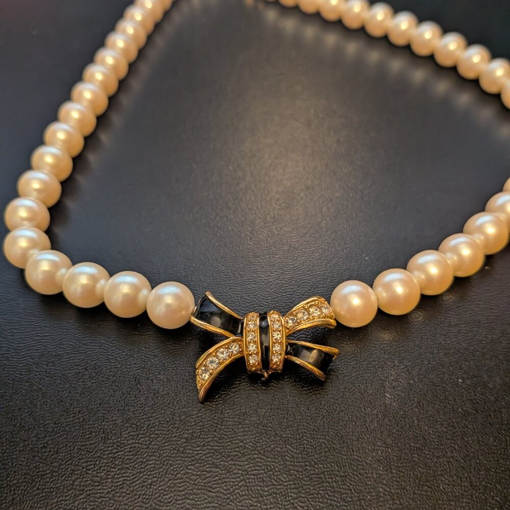 Givenchy Vintage Faux Pearl Bow Necklace - Picture 6 of 6